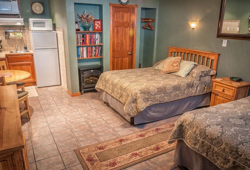 Отель Holiday Lodge On Canyon Lake