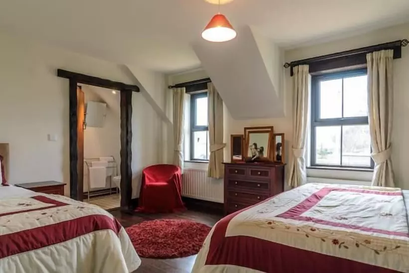 پانسیون Kesh Country Manor