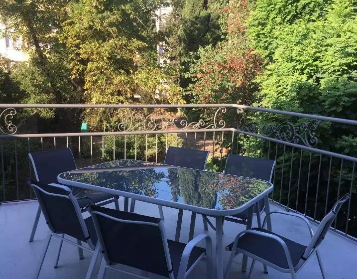 ベッドアンドブレックファースト Art Home Bnb