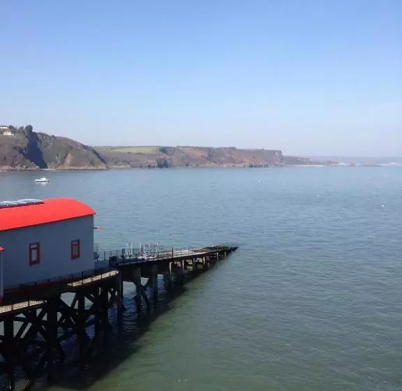 Hotelli Cottage Court