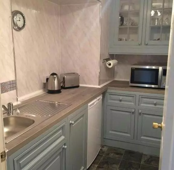 Majatalo Commodore Guesthouse, Seaside Holiday Suites