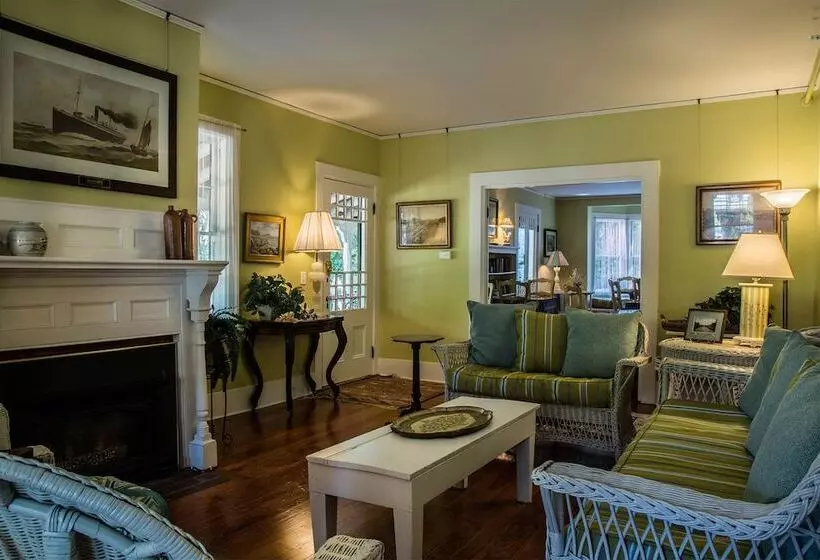 ベッドアンドブレックファースト Yellow House Inn