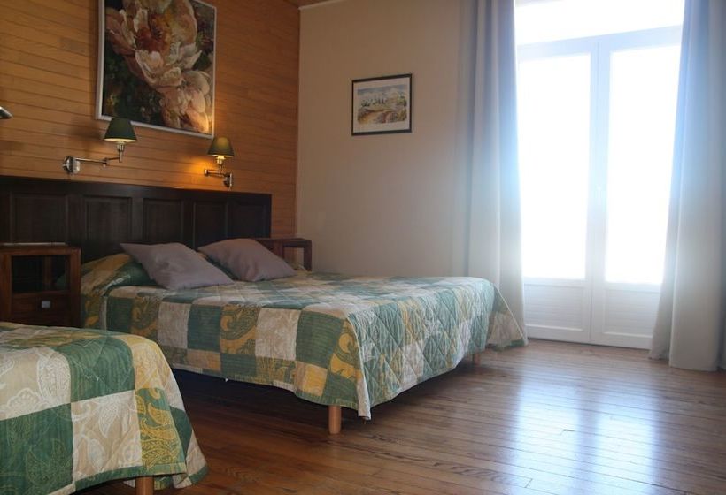 Отель Hôtel Le Grillon