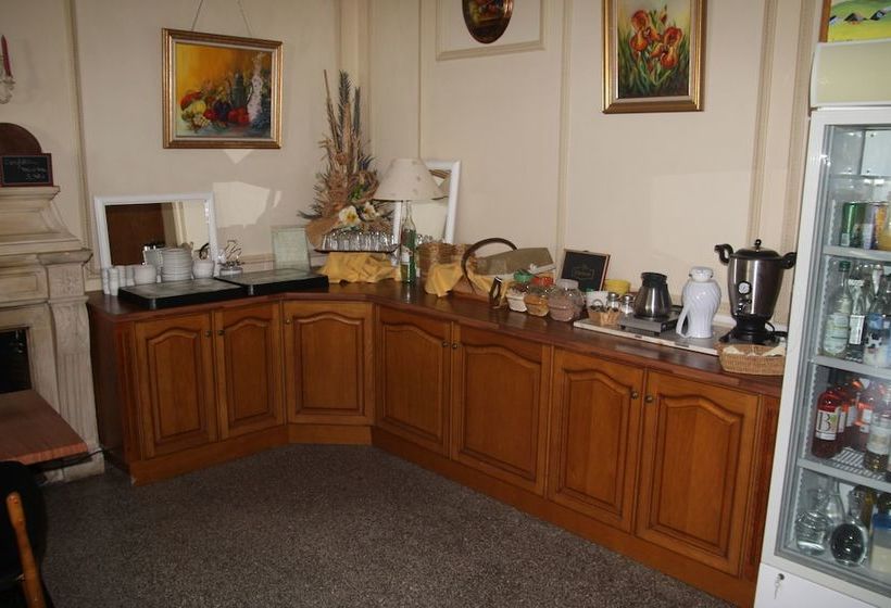 Отель Hôtel Le Grillon