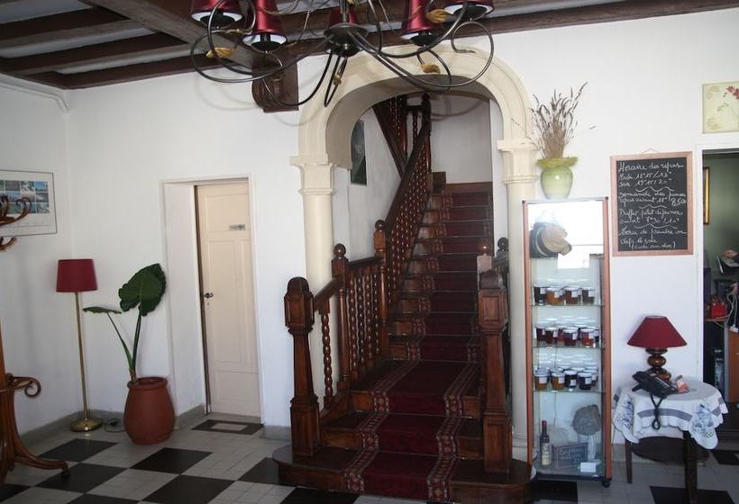 Отель Hôtel Le Grillon