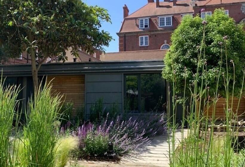 Hotel Temple Lodge Club