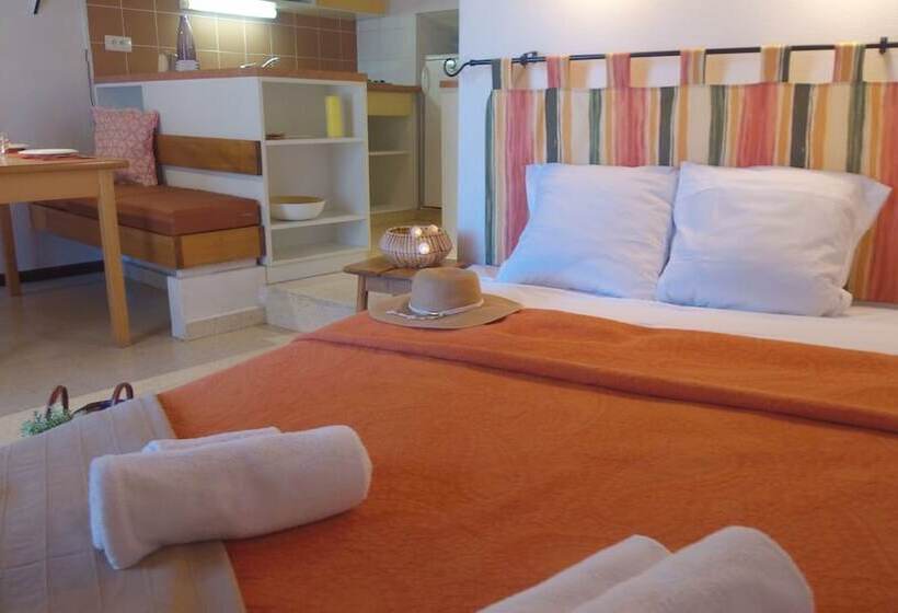 فندق Vvf Luberon Provence, Murs