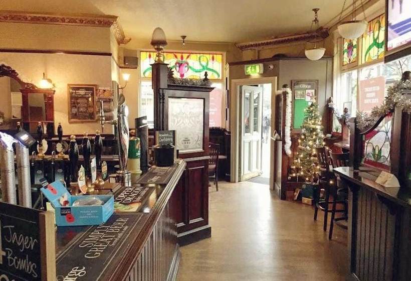 فندق صغير The George Backpackers