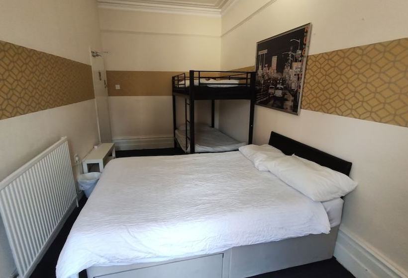 فندق صغير The George Backpackers