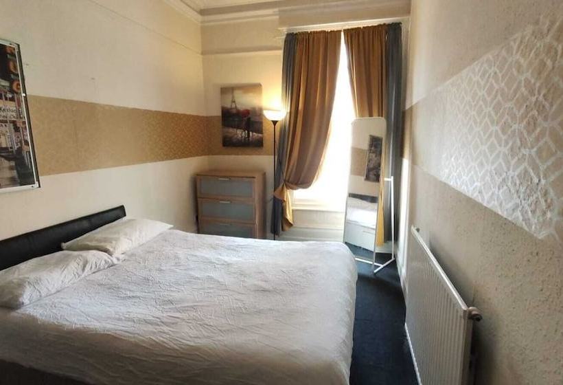 فندق صغير The George Backpackers