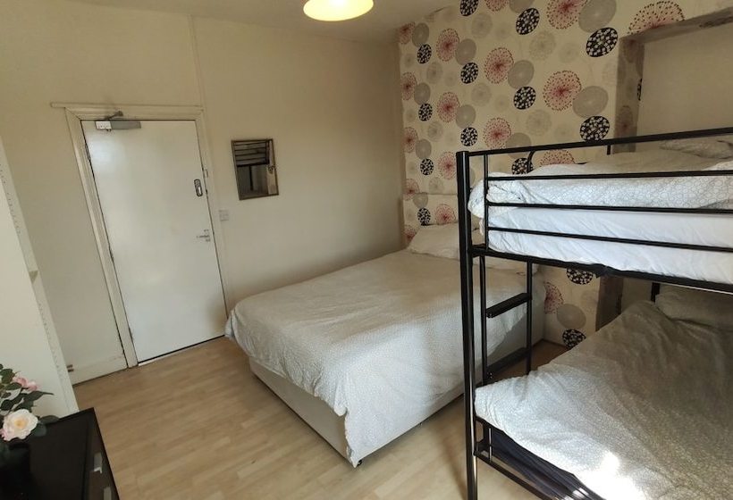 فندق صغير The George Backpackers