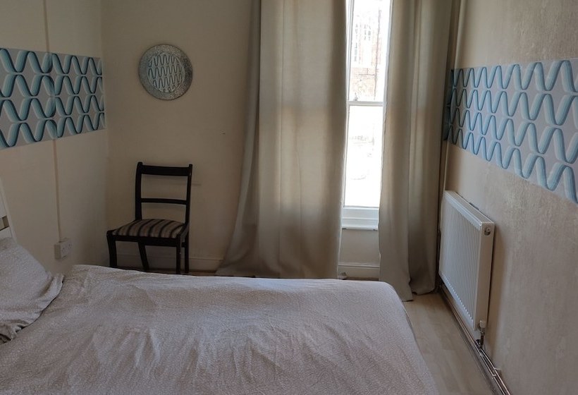 فندق صغير The George Backpackers