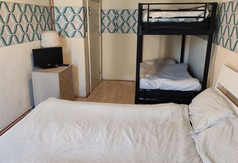 فندق صغير The George Backpackers