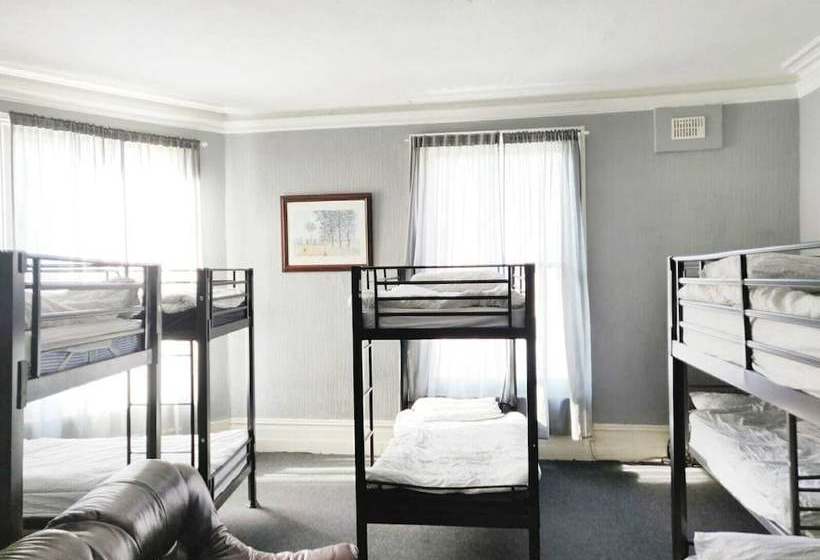 فندق صغير The George Backpackers