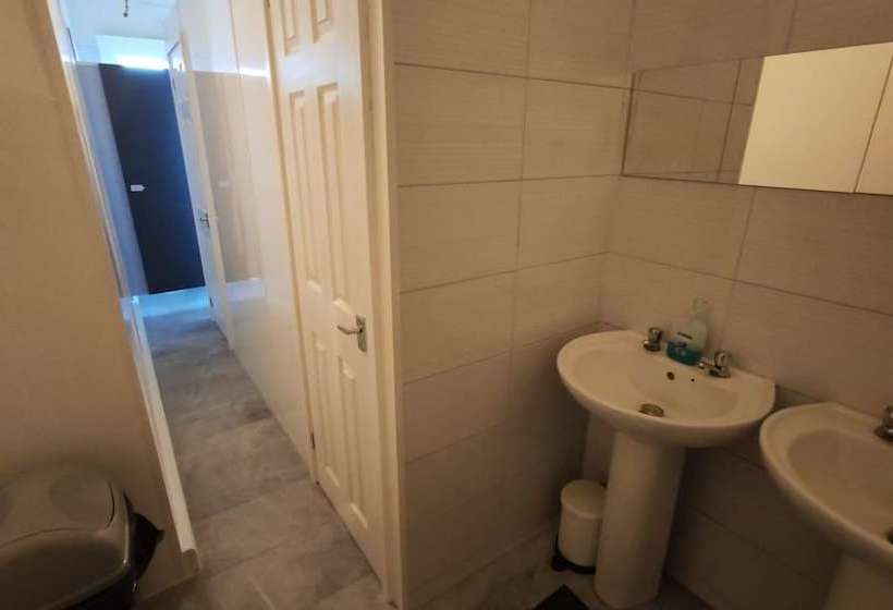 فندق صغير The George Backpackers