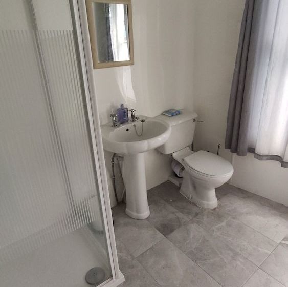 فندق صغير The George Backpackers