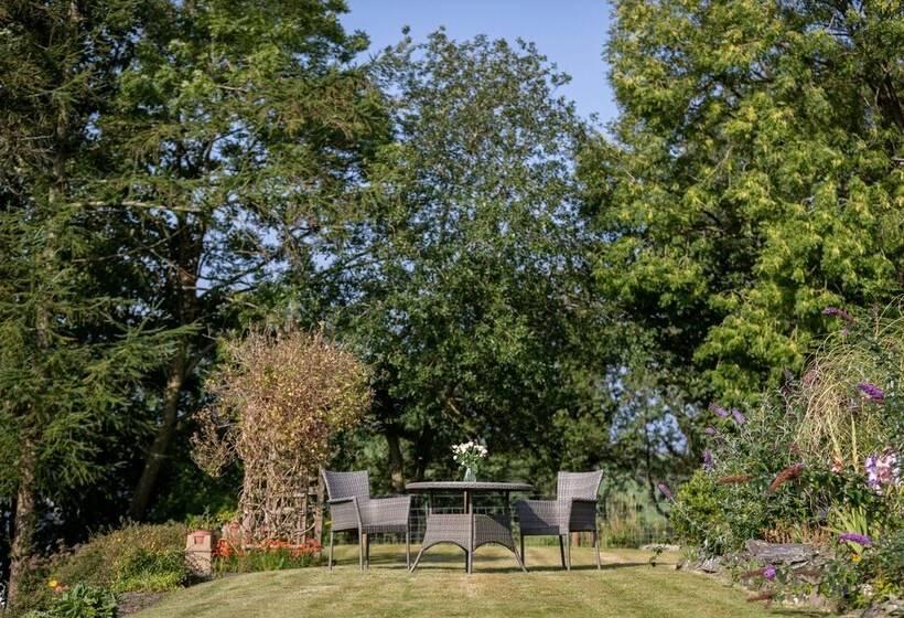 تختخواب و صبحانه Craigmount