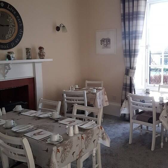 تختخواب و صبحانه Craigmount