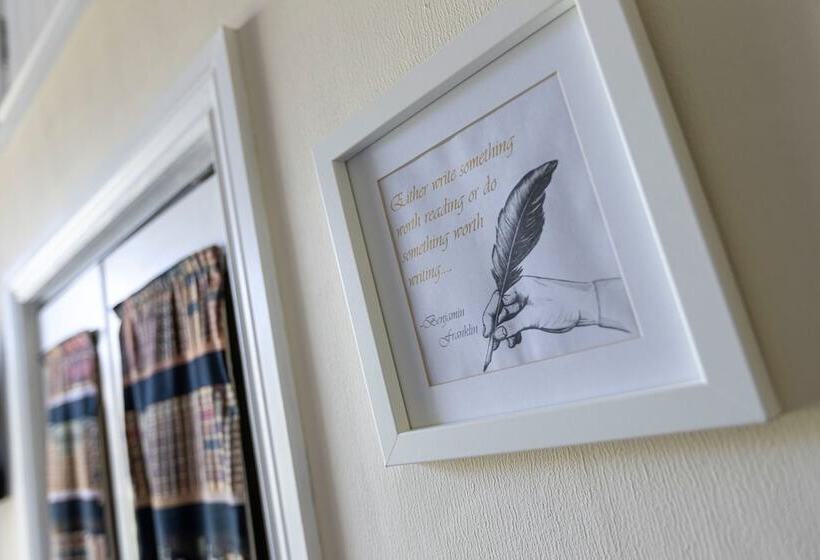 تختخواب و صبحانه Craigmount