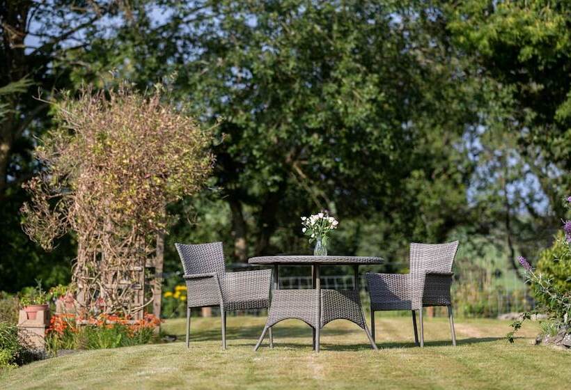 تختخواب و صبحانه Craigmount