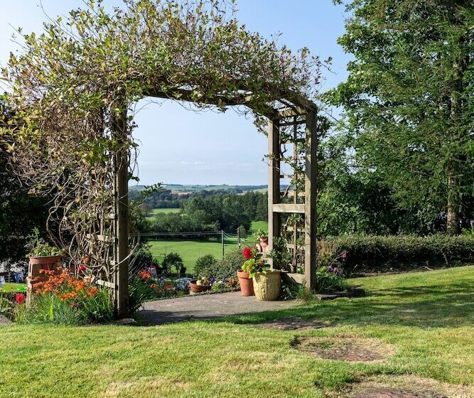 تختخواب و صبحانه Craigmount