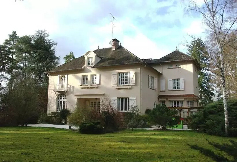 تختخواب و صبحانه Domaine De Bramefaon
