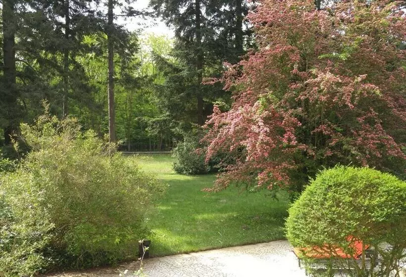 تختخواب و صبحانه Domaine De Bramefaon