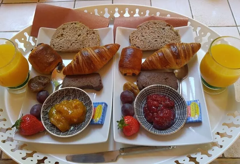 تختخواب و صبحانه Domaine De Bramefaon