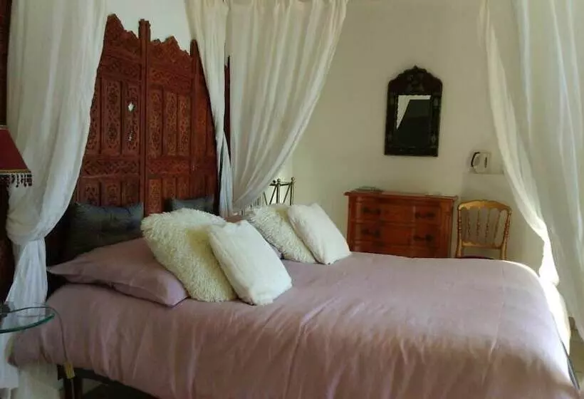 تختخواب و صبحانه Mavilla Akwaba