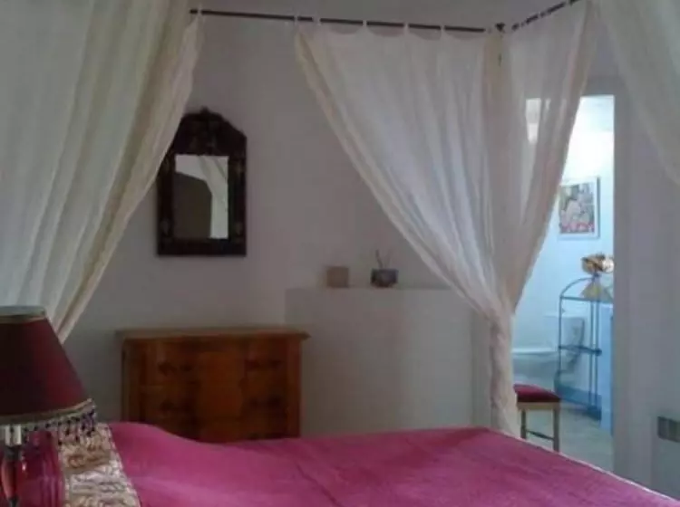 تختخواب و صبحانه Mavilla Akwaba