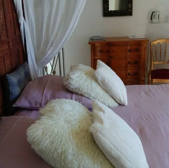 تختخواب و صبحانه Mavilla Akwaba