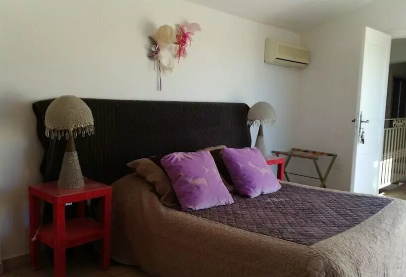 تختخواب و صبحانه Mavilla Akwaba
