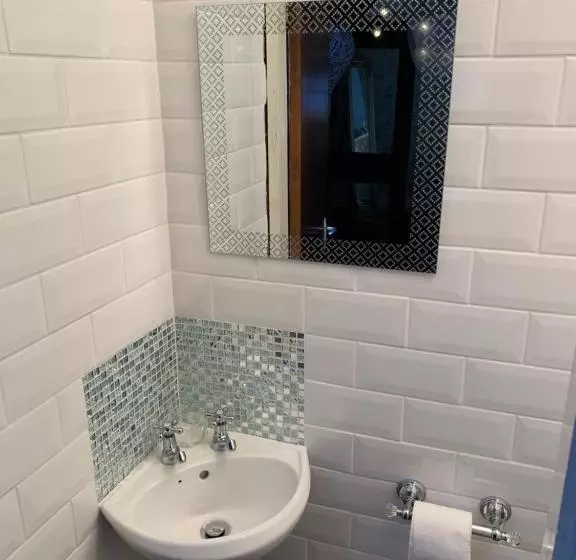 تختخواب و صبحانه The Griffin Cottage