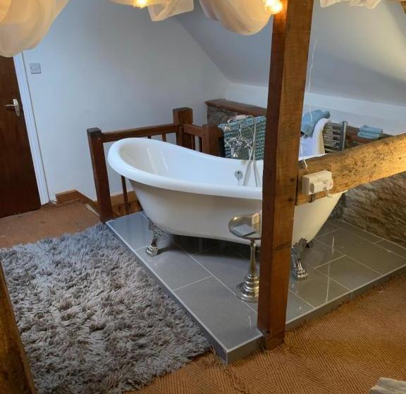 مبيت وإفطار The Griffin Cottage