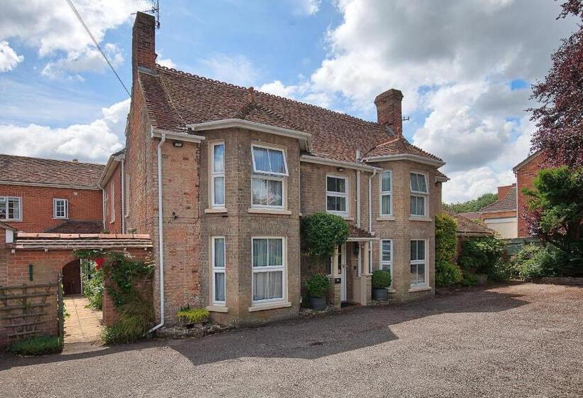 بنسيون The Old House Guest House