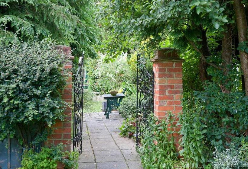 بنسيون The Old House Guest House