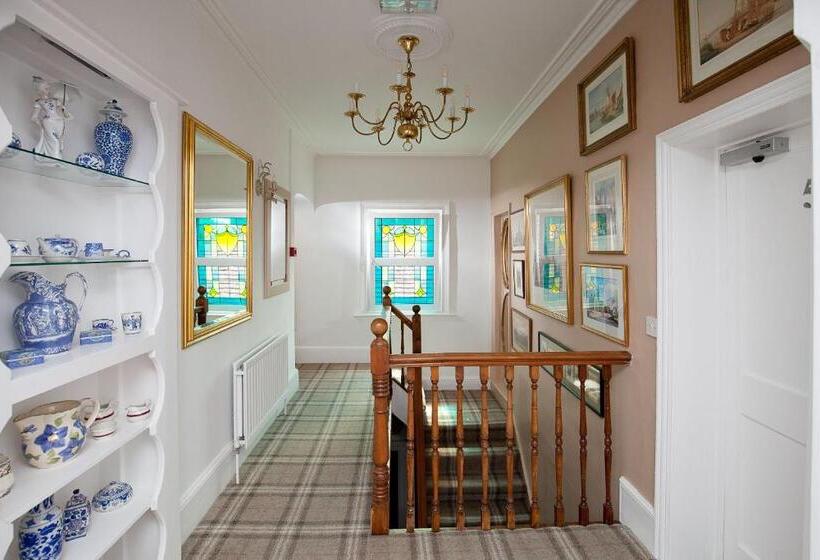 بنسيون The Old House Guest House