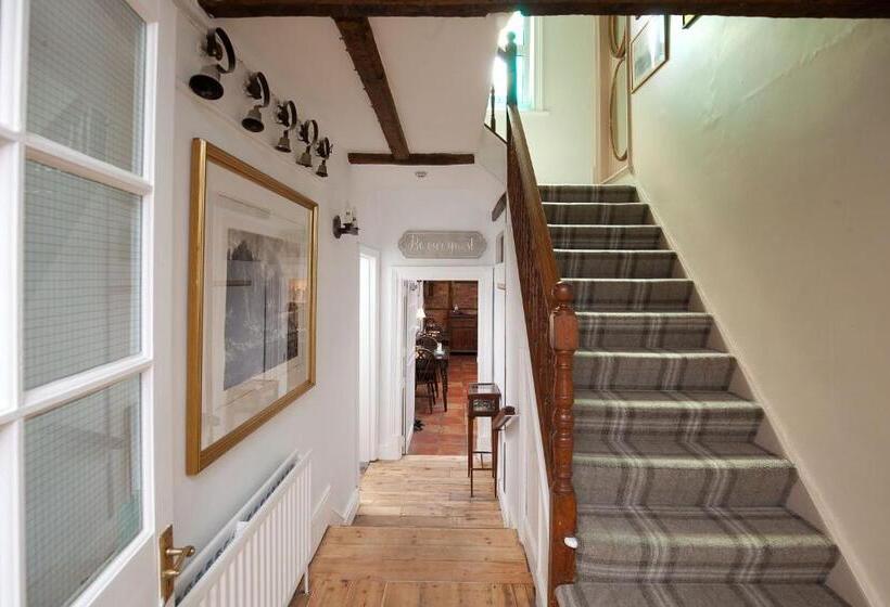 بنسيون The Old House Guest House