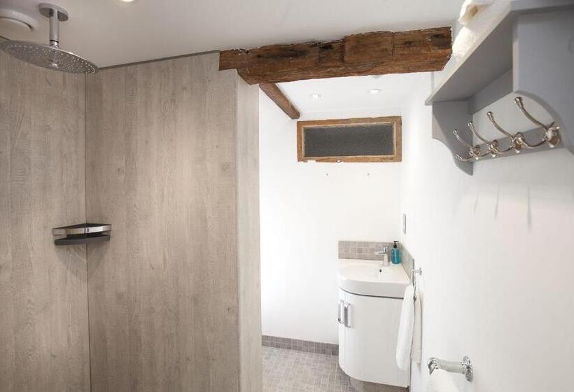 بنسيون The Old House Guest House