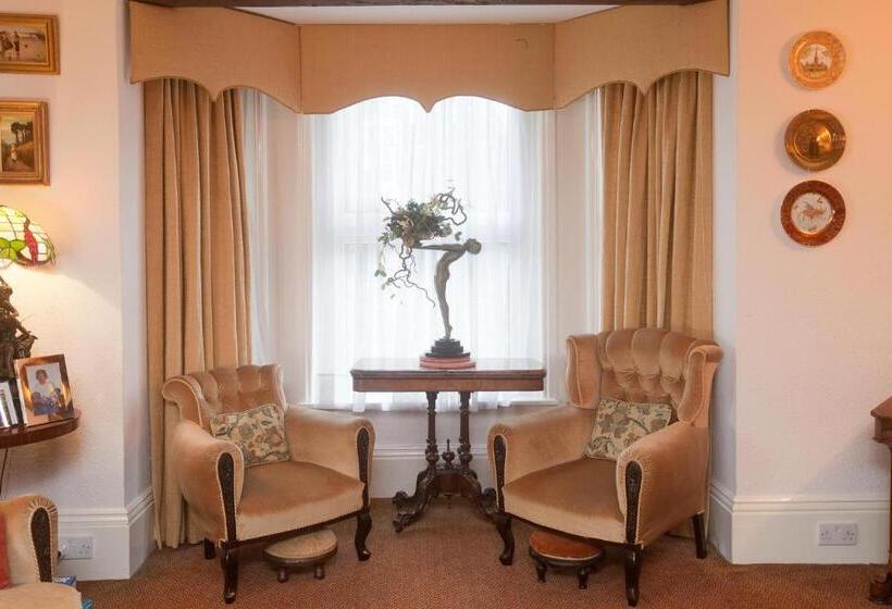 بنسيون The Old House Guest House