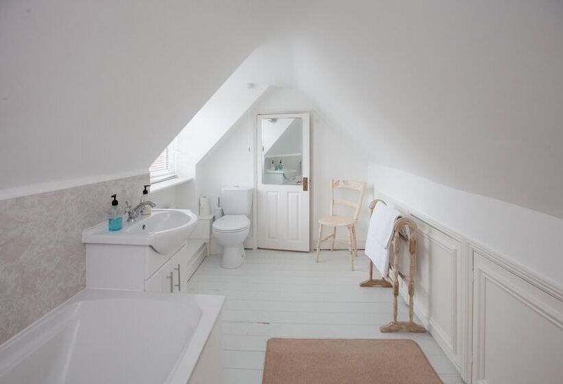 بنسيون The Old House Guest House