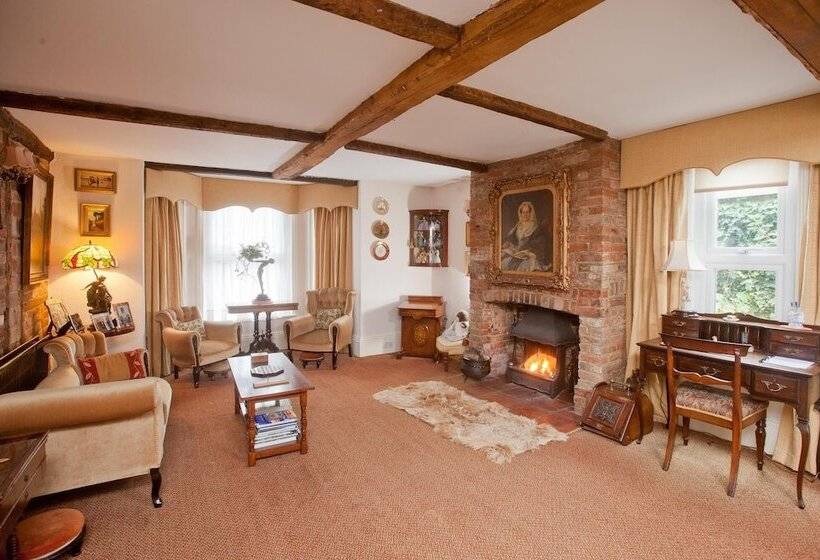 بنسيون The Old House Guest House