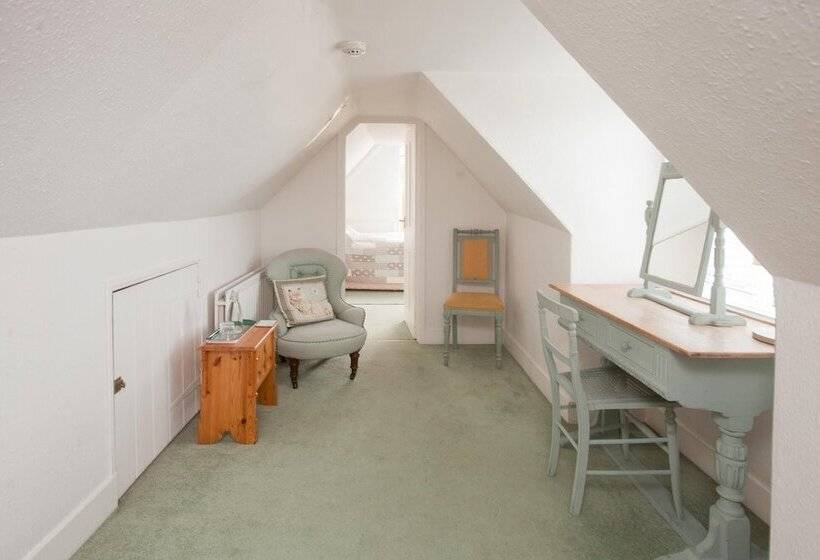 بنسيون The Old House Guest House