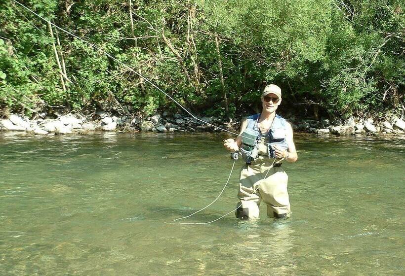 فندق Camping Le Roc Qui Parle