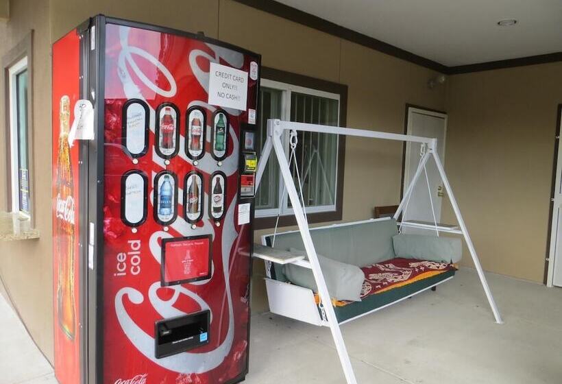 Отель Scottish Inn & Suites