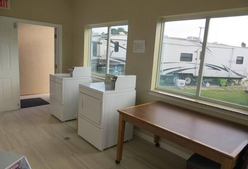 Отель Scottish Inn & Suites