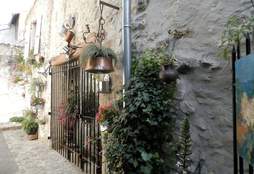 تختخواب و صبحانه Chambres D'hôtes Atelier Du Château