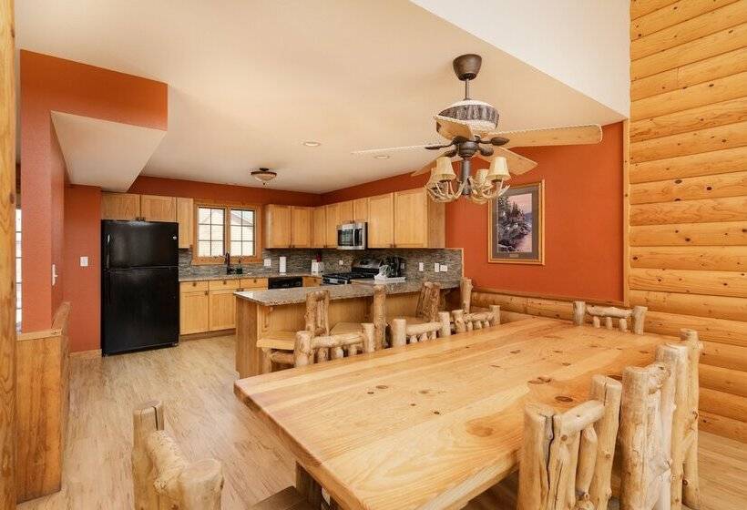 Grand Bear Resort At Starved Rock