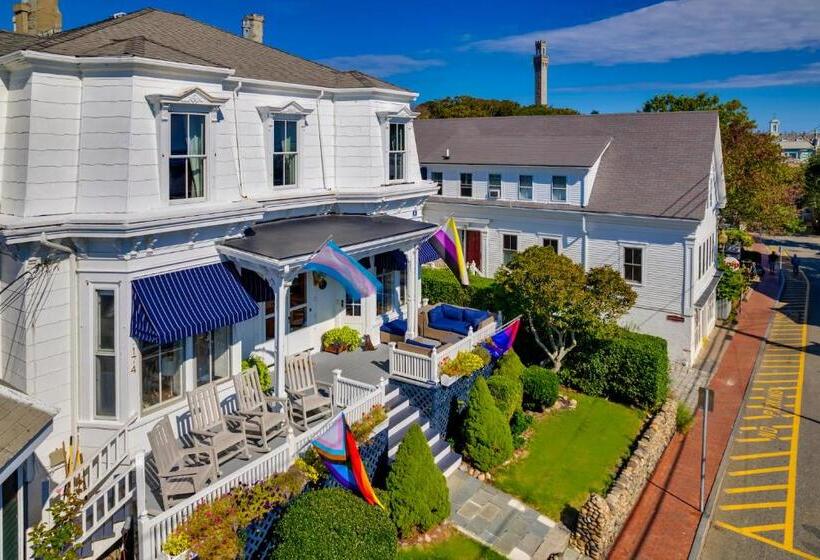 פנסיון Brasswood Inn