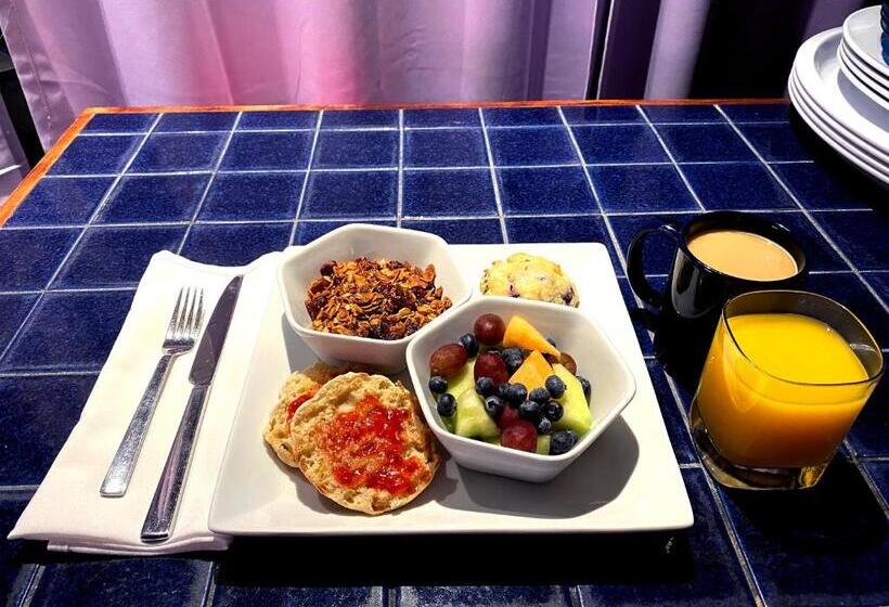 פנסיון Brasswood Inn